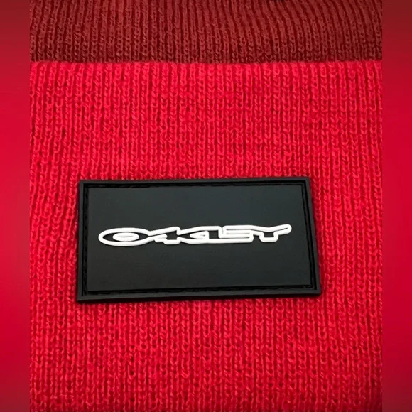 NWT Oakley Performance Fit Men’s Stretch Logo Beanie! - Picture 3 of 5